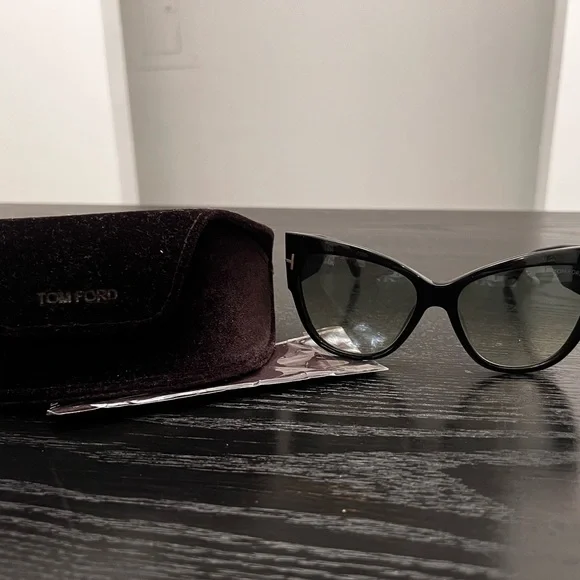 Tom Ford Anoushka Sunglassesses - Picture 4 of 5